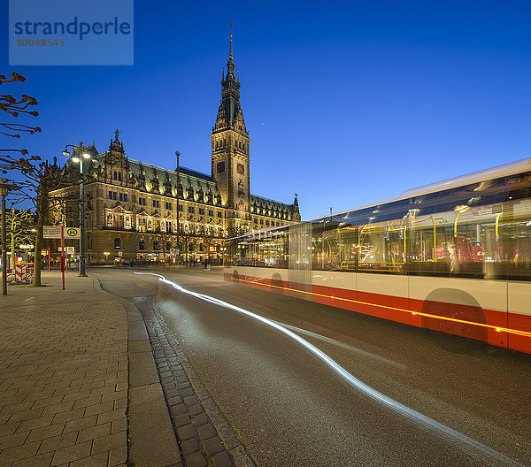 Deutschland  Hamburg  Rathaus und Bus  blaue Stunde