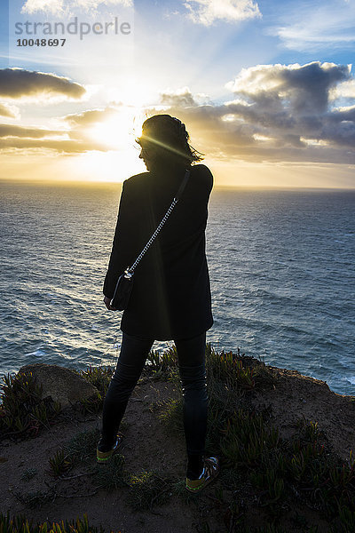 Portugal  Cabo da Roca  Weibliche Touristen bei Sonnenuntergang