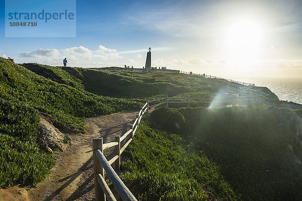 Portugal  Cabo da Roca  Hintergrundbeleuchtung eines Weges  der zum Denkmal des westlichsten Punktes Europas führt.
