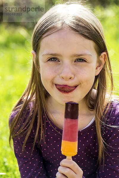 Porträt eines Mädchens mit eisgekühlten  leckenden Lippen