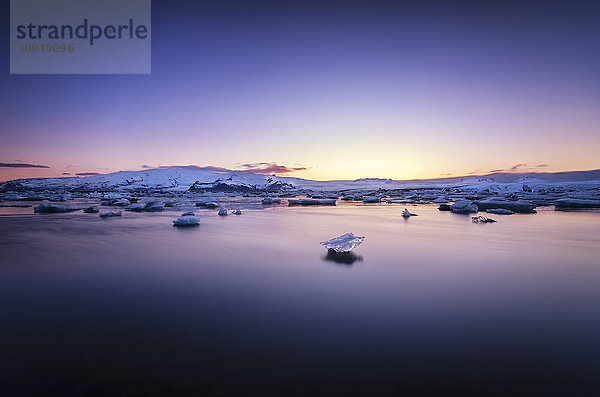 Island  Blick auf die Jokulsarlon Eislagune bei Dämmerung