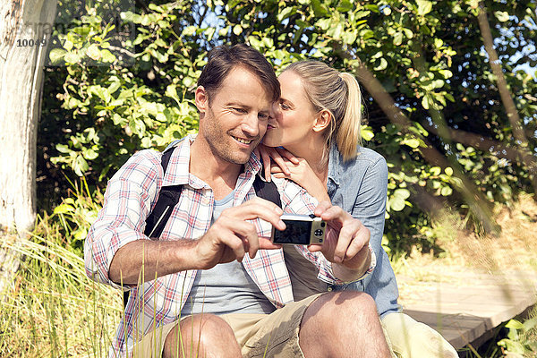 Glückliches Paar in ländlicher Landschaft mit einem Selfie