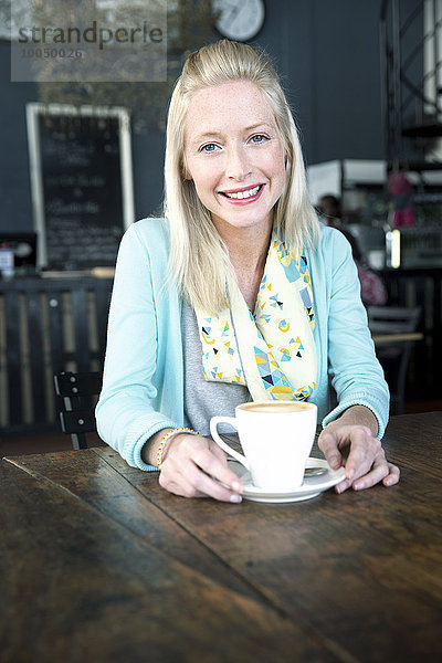 Lächelnde junge Frau in einem Café