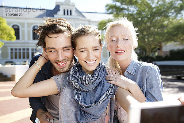 Glückliche Freunde im Freien mit einem Selfie