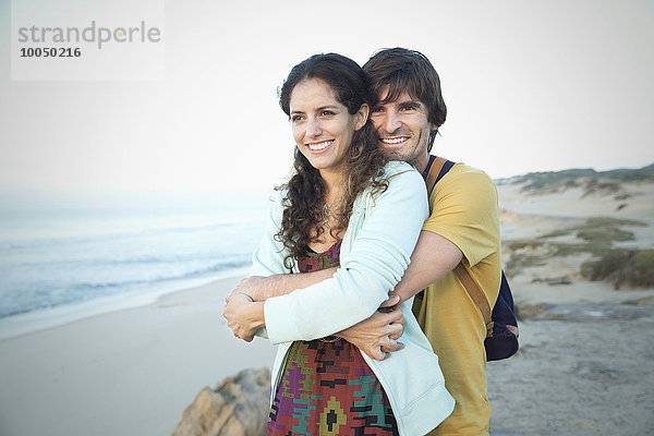 Südafrika  glückliches Paar  das sich am Strand umarmt