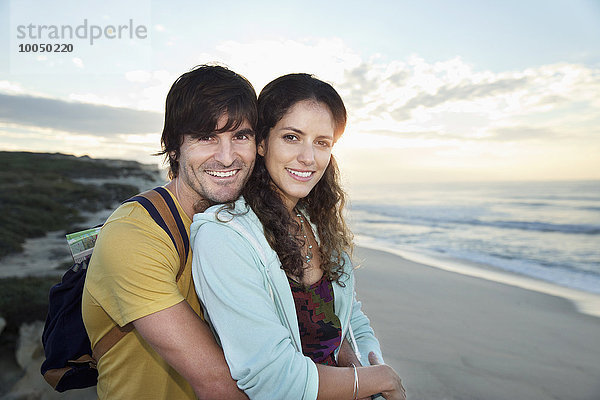 Südafrika  glückliches Paar am Strand bei Sonnenaufgang