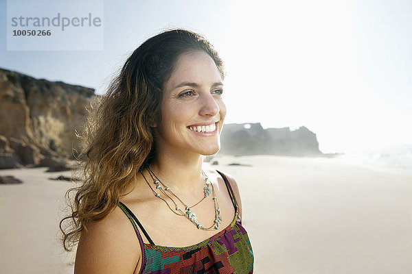 Südafrika  lächelnde Frau am Strand