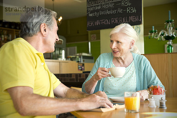 Seniorenpaar kommuniziert in einem Cafe