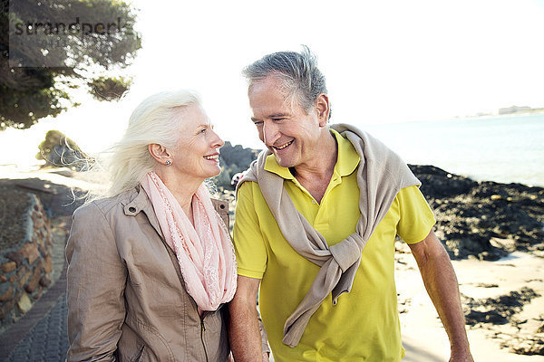 Südafrika  Porträt eines glücklichen Seniorenpaares