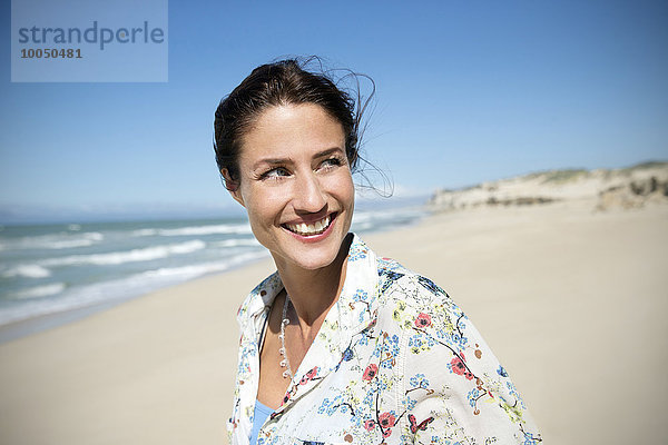 Südafrika  Porträt einer lächelnden Frau am Strand