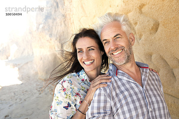 Südafrika  Porträt eines glücklichen Paares vor einer Felswand