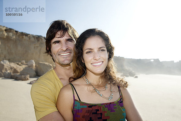 Südafrika  Porträt des glücklichen Paares am Strand