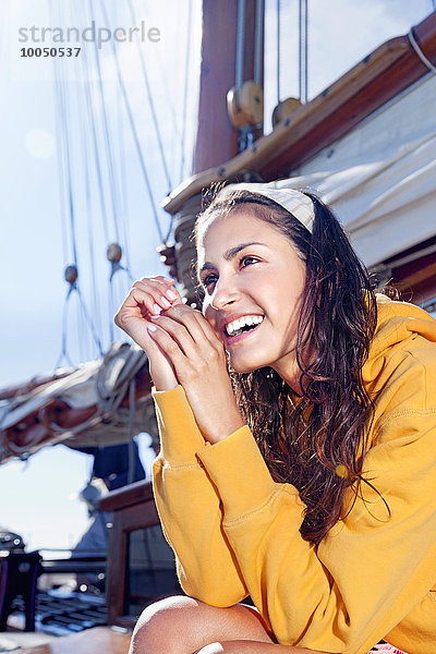 Junge Frau auf dem Segelboot schaut in die Ferne