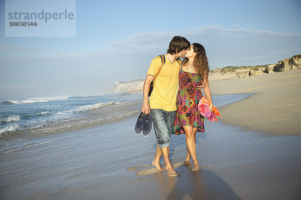 Südafrika  küssendes Paar  das am Strand spazieren geht