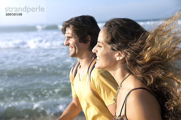 Südafrika  glückliches Paar  das am Strand spazieren geht