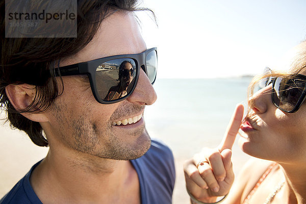 Südafrika  Porträt eines glücklichen Paares mit Sonnenbrille