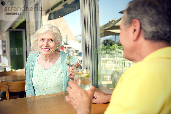 Seniorenpaar-Toasting im Café
