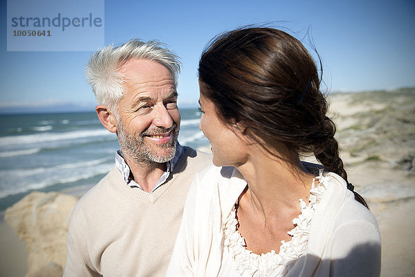 Südafrika  glückliches Paar am Strand