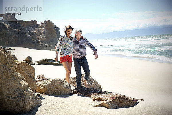 Südafrika  Paar  das am Strand spazieren geht