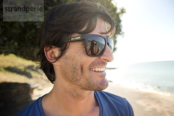 Südafrika  Porträt eines lächelnden Mannes mit Sonnenbrille
