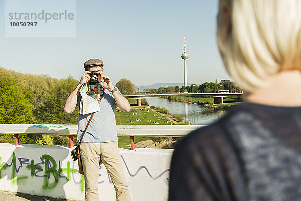 Deutschland  Mannheim  Reife Paare machen Städteurlaub  fotografieren