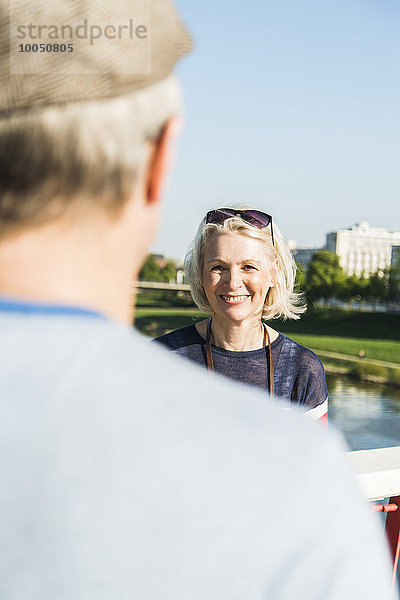 Deutschland  Mannheim  Ehepaar auf Brücke  Blick über die Schulter des Menschen