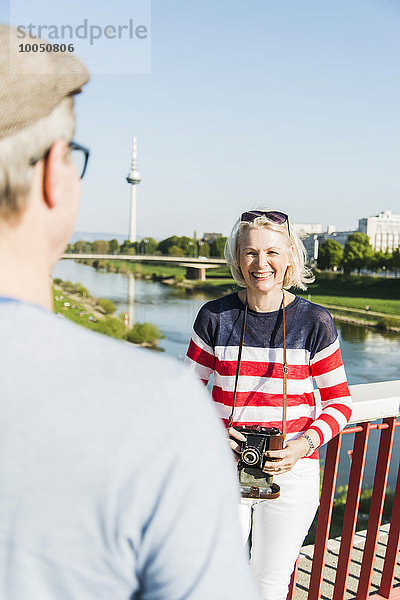 Deutschland  Mannheim  Ehepaar auf Brücke  Blick über die Schulter des Menschen