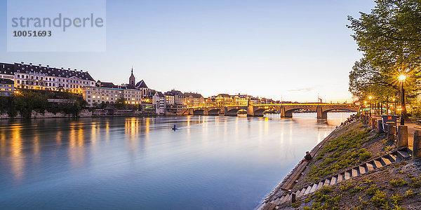 Schweiz  Basel  Stadtansicht und Rhein in der Dämmerung