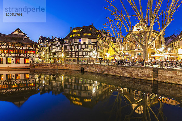 Frankreich  Elsass  Straßburg  La Petite France  Fachwerkhäuser  Fluss L'Ill  Restaurant am Place Benjamin Zix