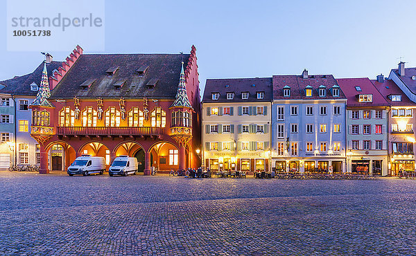 Deutschland  Baden-Württemberg  Freiburg  Altstadt  Münsterplatz  historisches Kaufhaus und Restaurants  Blaue Stunde