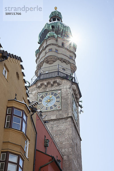 Österreich  Innsbruck  Blick auf den Stadtturm im Gegenlicht