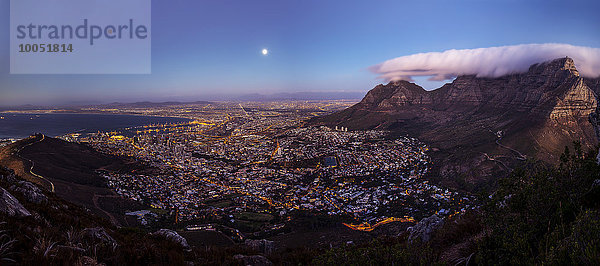 Südafrika  Kapstadt  Panoramablick auf Kapstadt mit Signalhügel und Tafelberg bei Vollmond vom Löwenkopf aus gesehen.