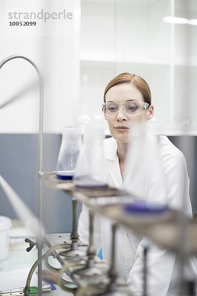 Wissenschaftler im Labor im Umgang mit Flüssigkeiten
