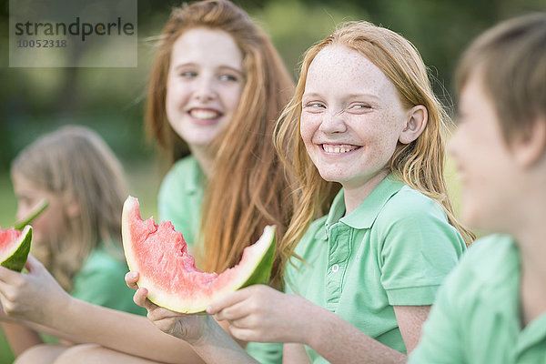 Gruppe von Kindern beim Essen von Wassermelonenscheiben