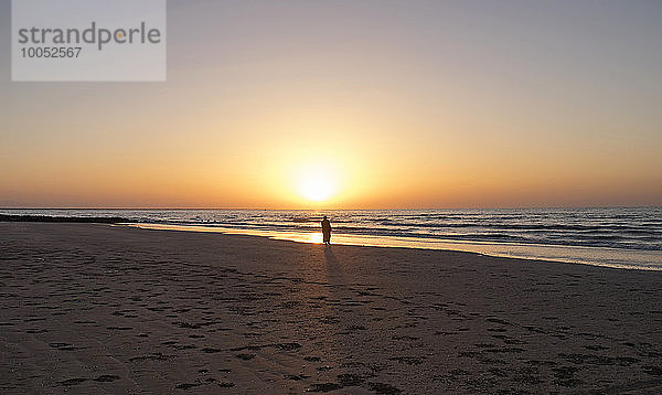 Arabien  Oman  Al Sawadi  Strand bei Sonnenuntergang