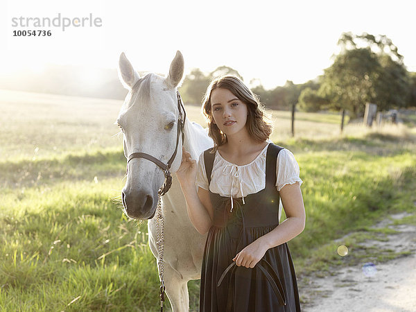 Porträt eines jungen Mädchens und ihres grauen Pferdes
