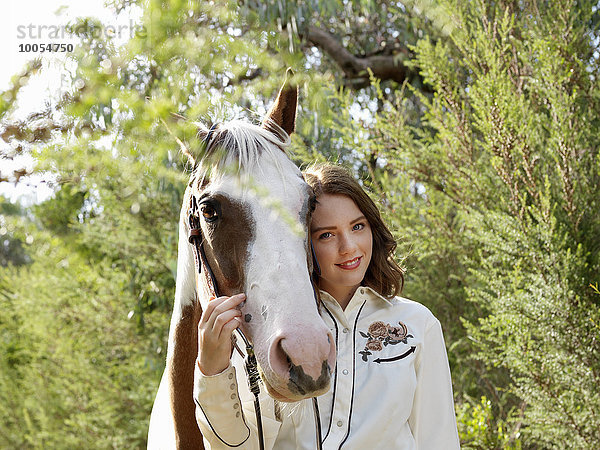 Porträt eines jungen Mädchens mit Pferd