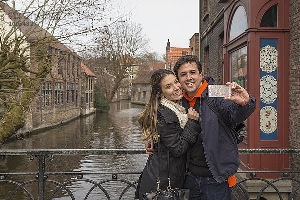Pärchen mit Smartphone Selfie  Brügge  Flandern  Belgien