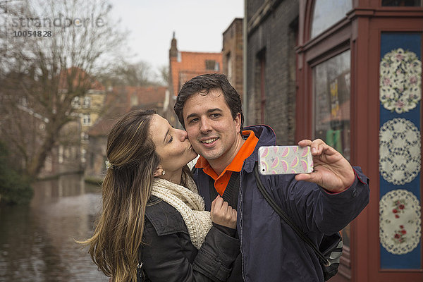 Pärchen nehmen Selfie auf Smartphone  Brügge  Flandern  Belgien