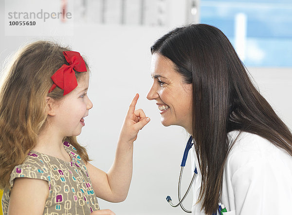 Arztbindung mit jungem Mädchen während der Beratung