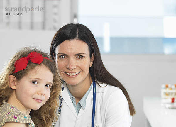 Arztbindung mit jungem Mädchen während der Beratung
