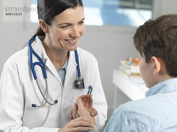 Arzt überprüft Puls des kleinen Jungen in der Klinik