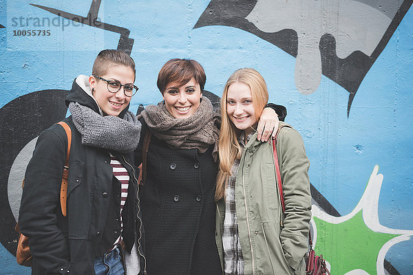 Drei Schwestern an der Graffiti-Wand