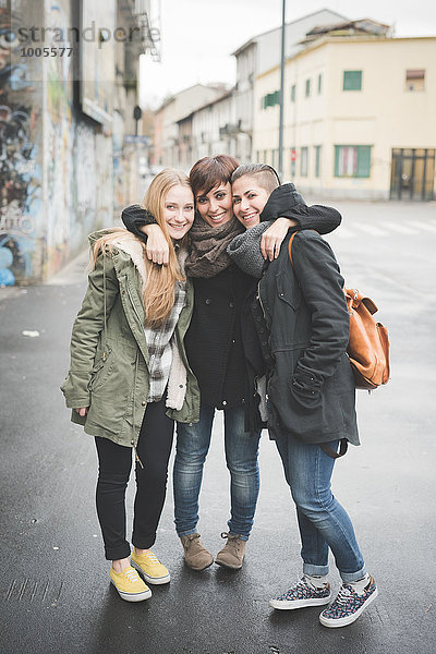 Drei Schwestern posieren auf der Straße