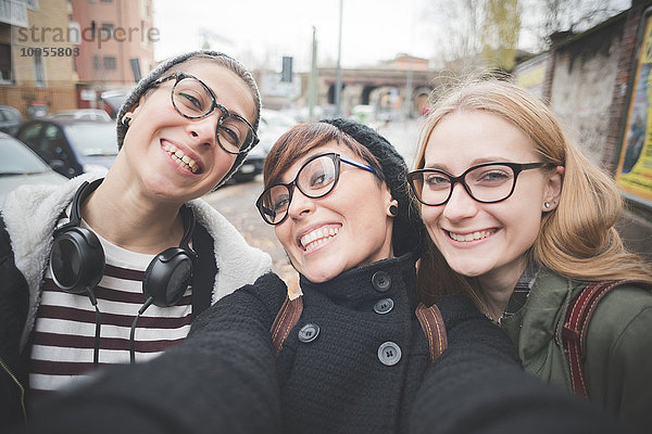 Drei Schwestern  die ein Selfie auf der Straße aufnehmen