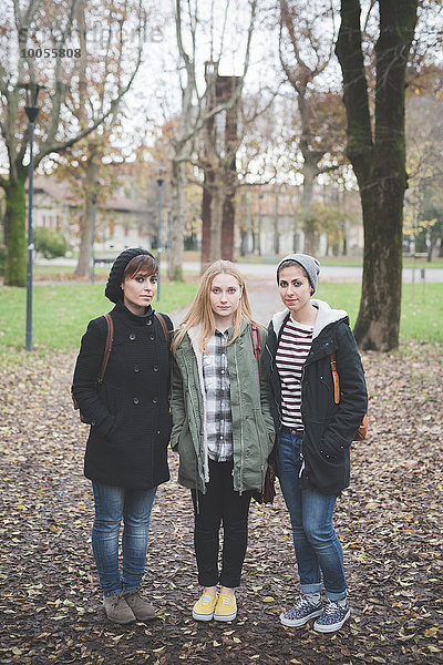 Drei Schwestern posieren im Park