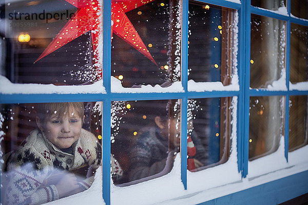 Zwei Brüder schauen zu Weihnachten aus dem Kabinenfenster