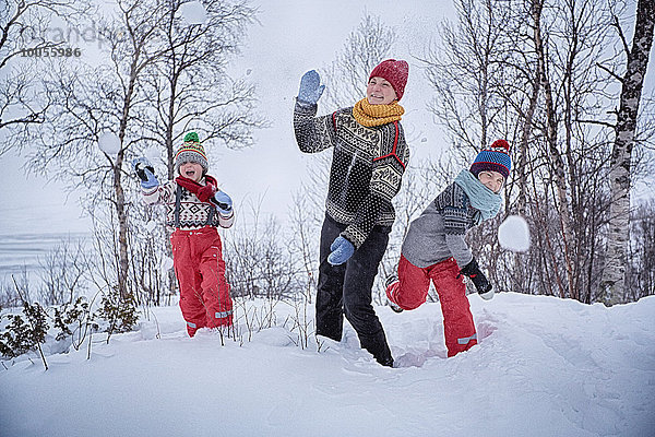 Mutter und zwei Söhne werfen Schneebälle  Hemavan  Schweden