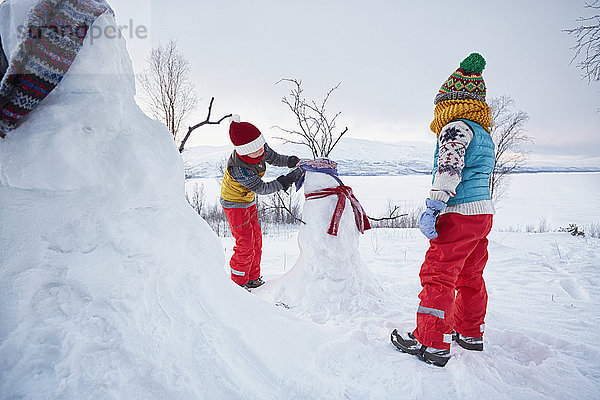 Zwei Jungen machen Schneemänner  Hemavan  Schweden