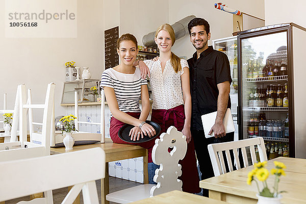 Drei Leute  die im Café arbeiten  Porträt